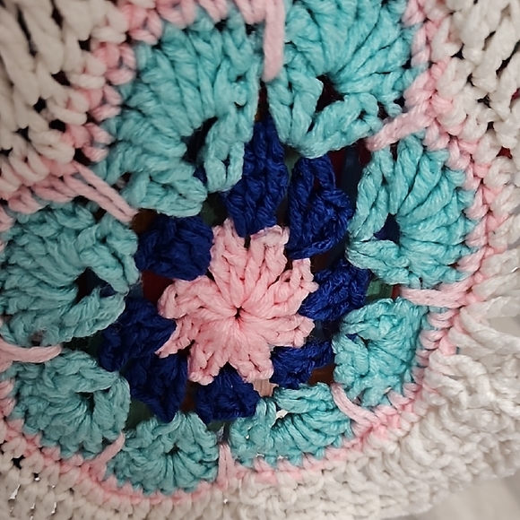 Creamy White Retro Cape with Cozy Warmth - Picture 5 of 5